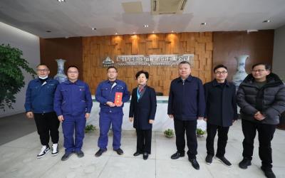 景德镇市委副书记、市长胡雪梅莅临best365中国版官网慰问市劳模代表何四发